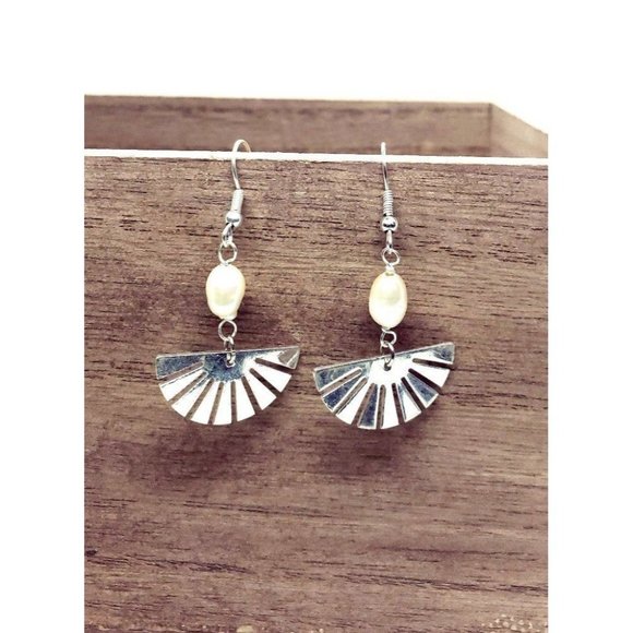 Simple pearl Earrings - Picture 3 of 12